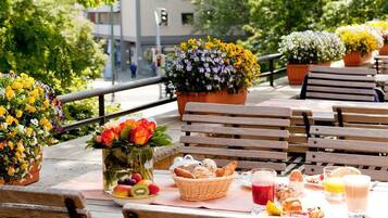 Breakfast, lunch and dinner served