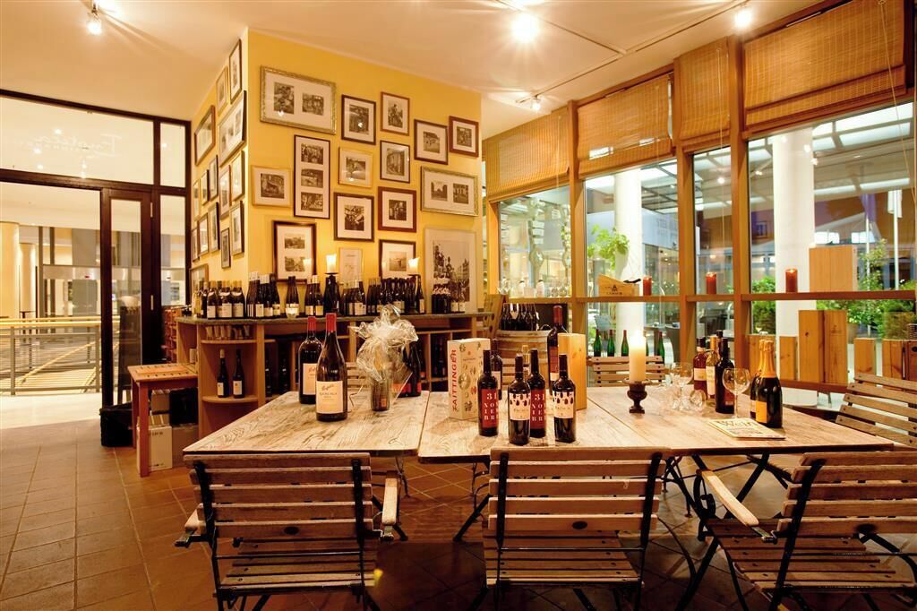 Phục vụ bữa sáng, bữa trưa và bữa tối 