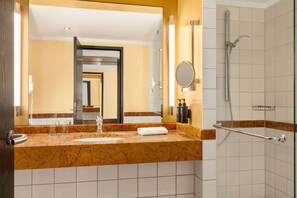 Superior-værelse - 1 dobbeltseng | Badeværelse | Miljøvenlige toiletartikler, hårtørrer, håndklæder