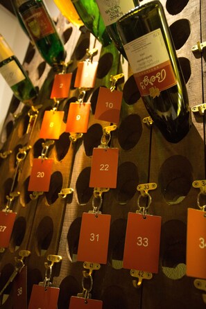 A wine rack with numbered labels hanging from it. - AKZENT Hotel Berg´s Alte Bauernschänke (Ruedesheim am Rhein)