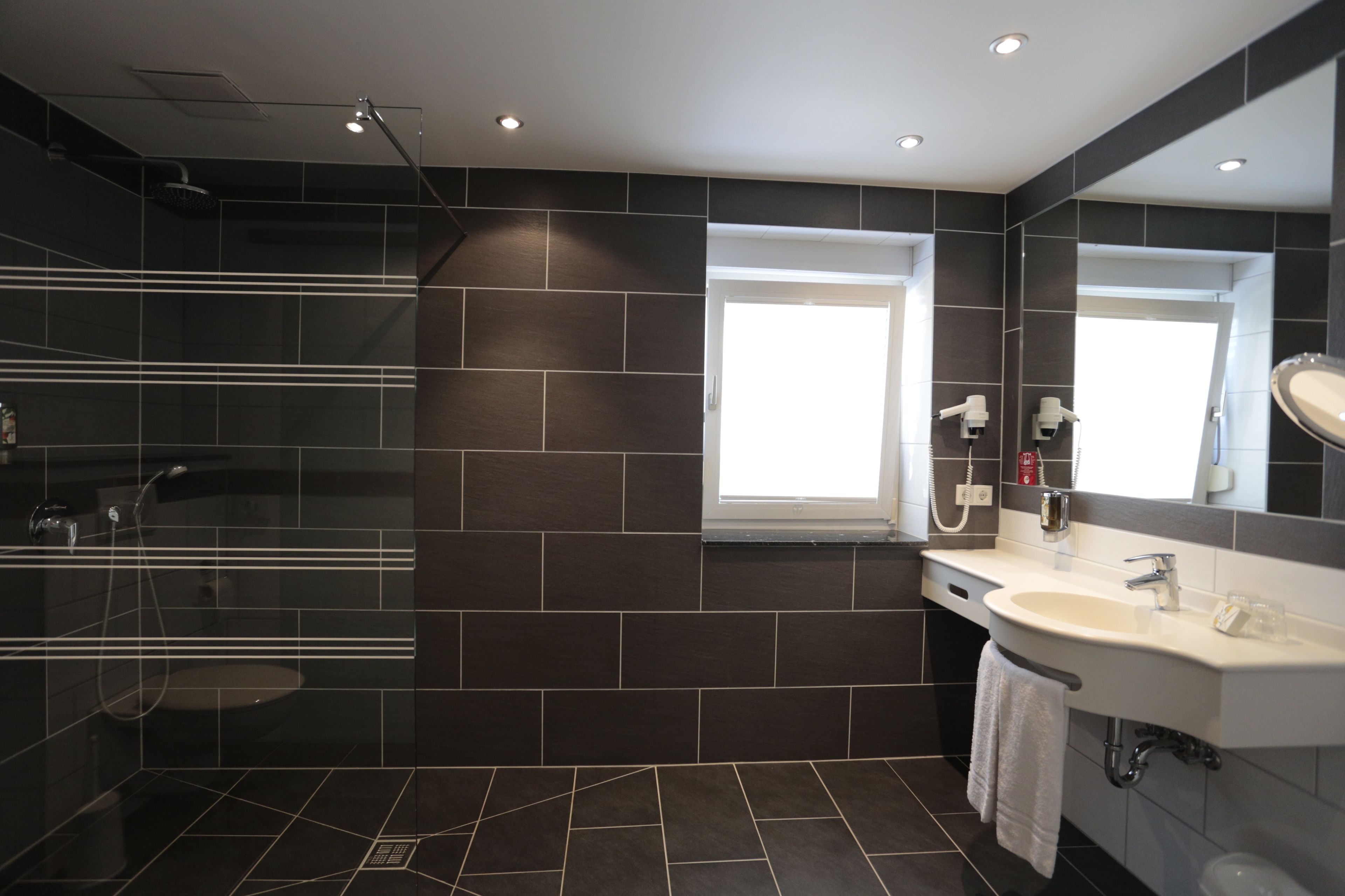 shower, free toiletries, towels