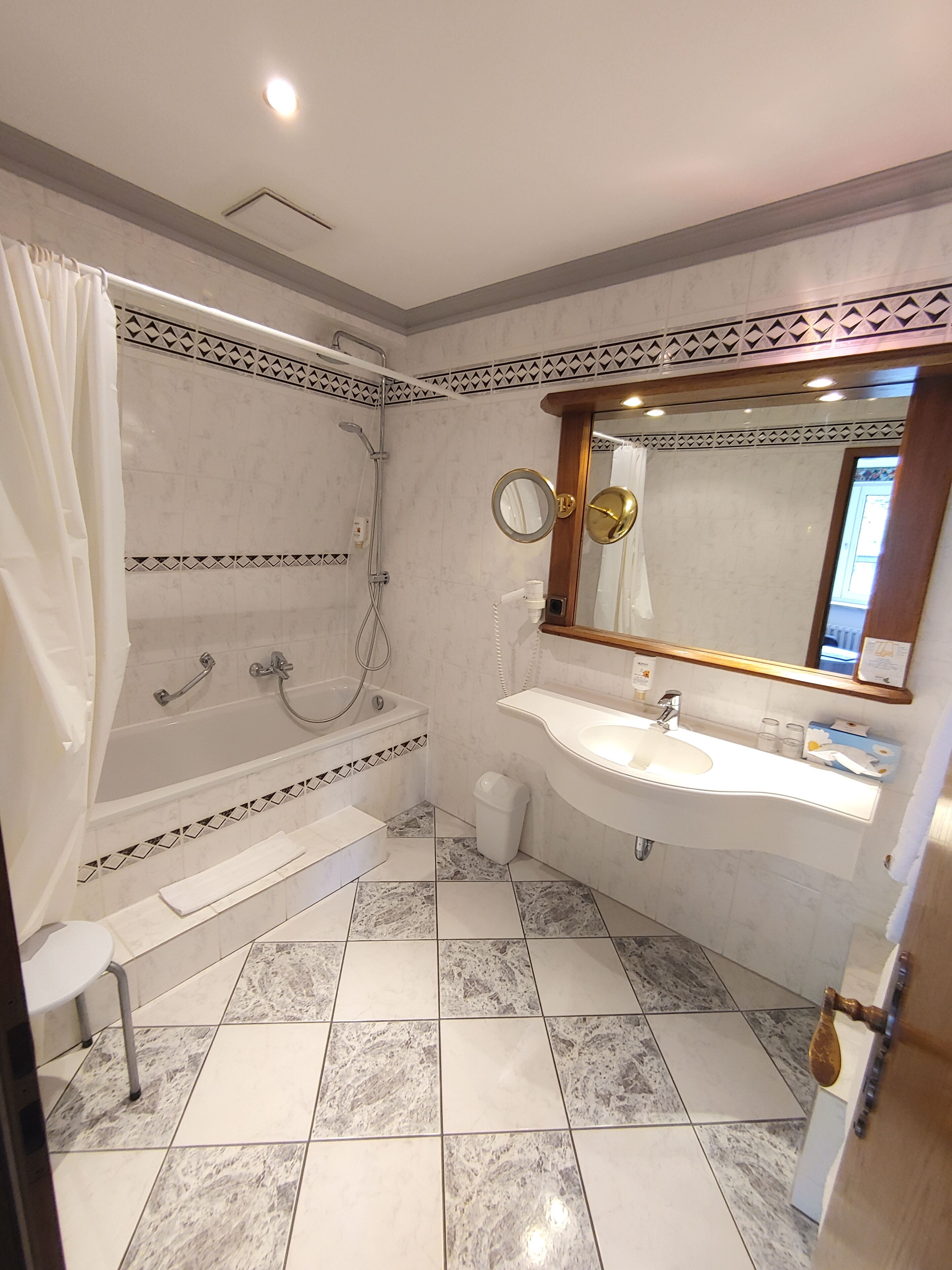 comfort triple room | deep-soaking bathtub