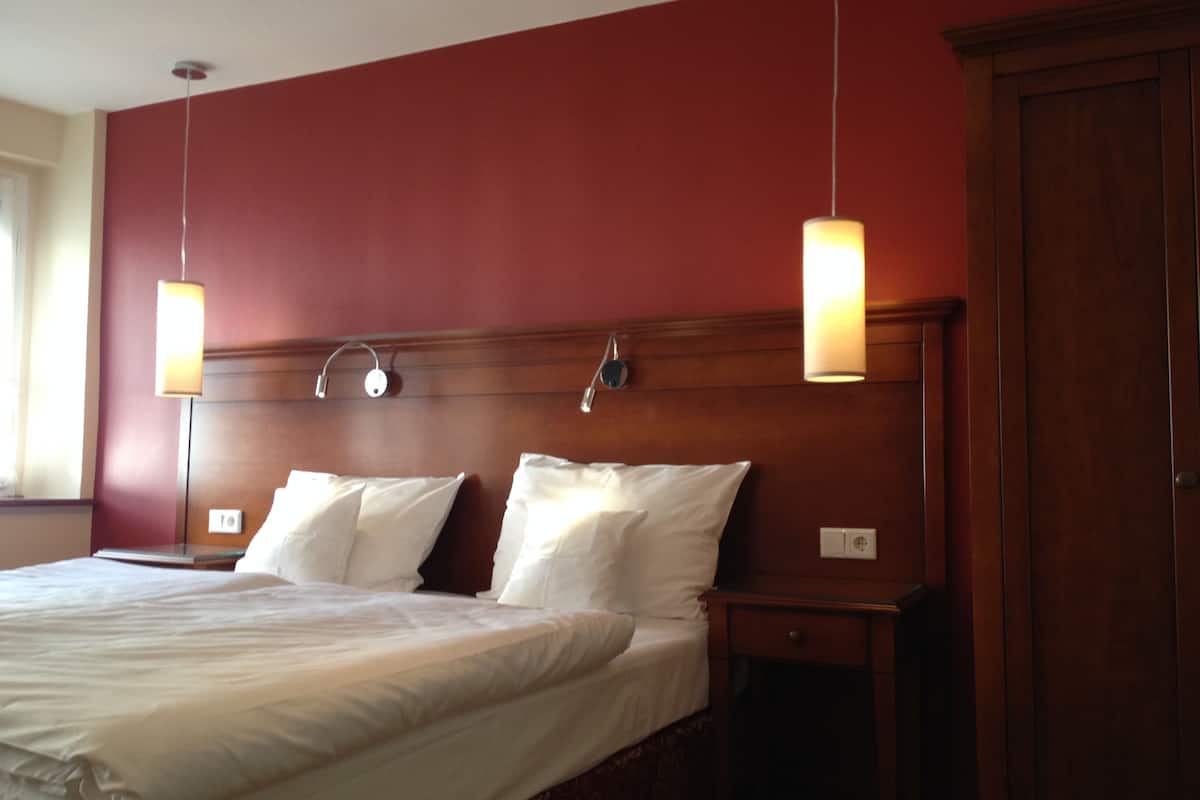 hypo-allergenic bedding, in-room safe, desk, free wifi