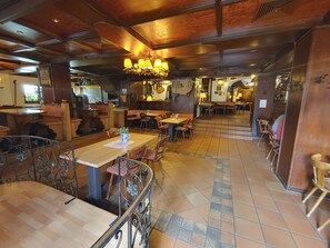 Lunch, dinner served; Regional cuisine, al fresco dining 