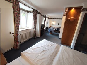 Hypo-allergenic bedding, in-room safe, desk, free WiFi