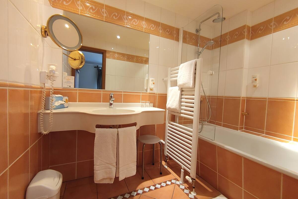 shower, free toiletries, towels