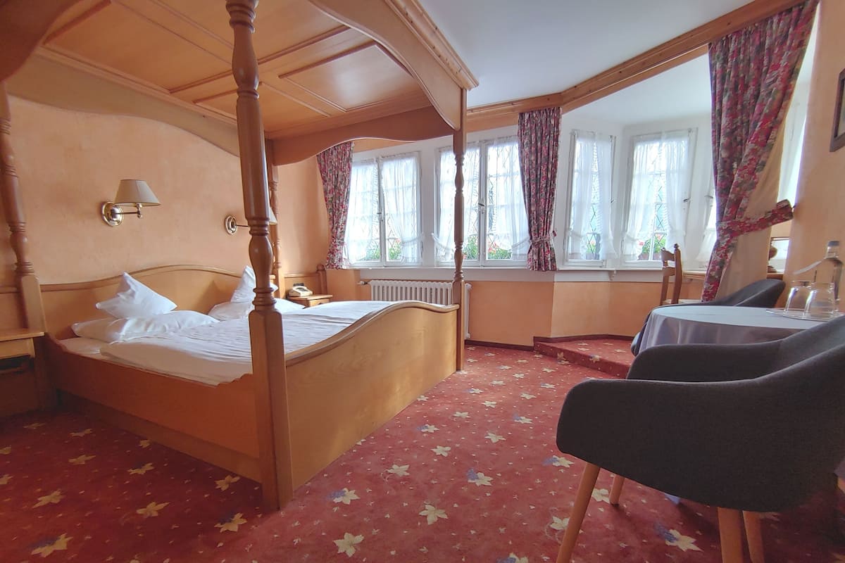 Hypo-allergenic bedding, in-room safe, desk, free WiFi