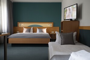 Superior driepersoonskamer | Luxe beddengoed, pillowtop-bedden, een bureau, verduisterende gordijnen