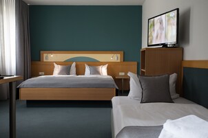 Habitación triple superior | Ropa de cama de alta calidad y colchones con acolchado adicional