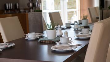 Bữa sáng buffet hàng ngày (17 EUR/mỗi người)