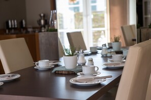 Dagelijks ontbijtbuffet (EUR 17 per persoon)