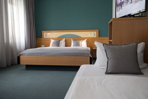 Superior-Dreibettzimmer | Hochwertige Bettwaren, Pillowtop-Betten, Schreibtisch