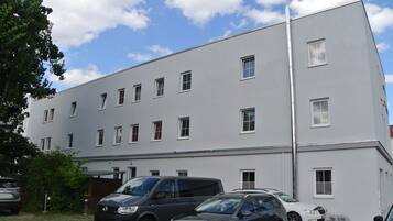 Un edificio moderno con numerose finestre e un tetto piatto.