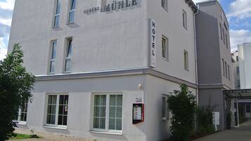 A hotel building with the name "HOTEL GÖWRZ MÜHLB" on the facade.