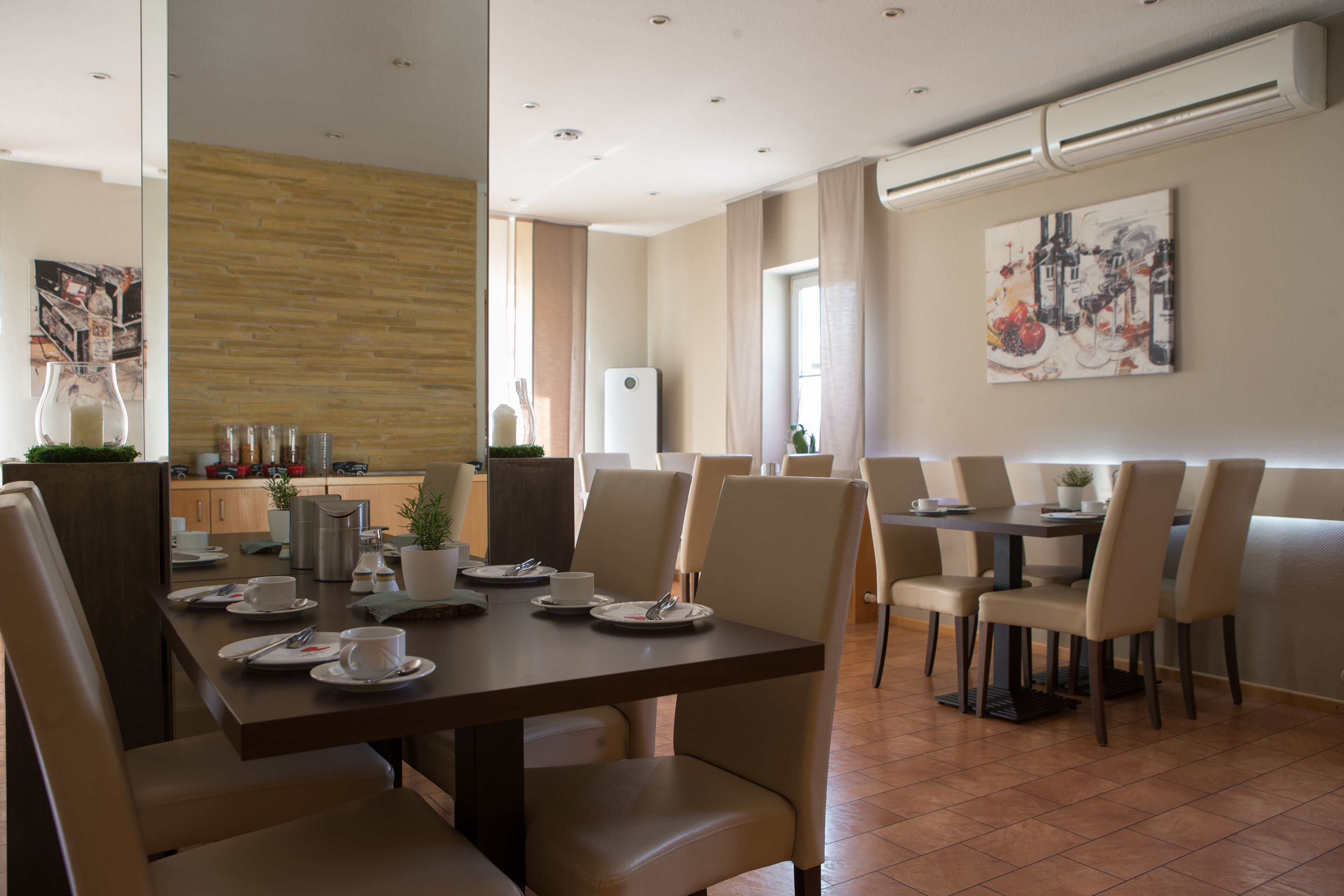 朝食 (ビュッフェ)、毎日提供 (1 名様 19 EUR)