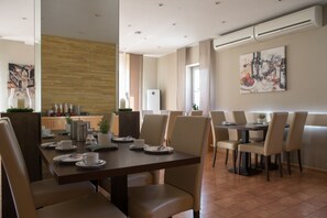 Bữa sáng buffet hàng ngày (19 EUR/mỗi người) 