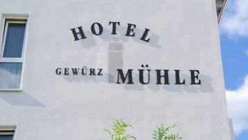 Ein Gebäude mit einem Schild, auf dem „HOTEL GEWÜRZ MÜHLE“ steht.