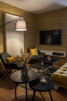 Ofrece desayunos y cenas (con mesas al aire libre) 