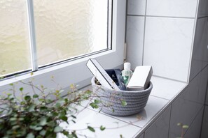 Habitación triple superior | Baño | Regadera, secadora de cabello, toallas 