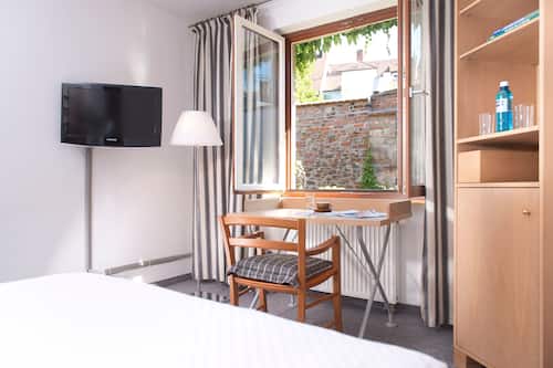 Hypo-allergenic bedding, down duvets, in-room safe, desk