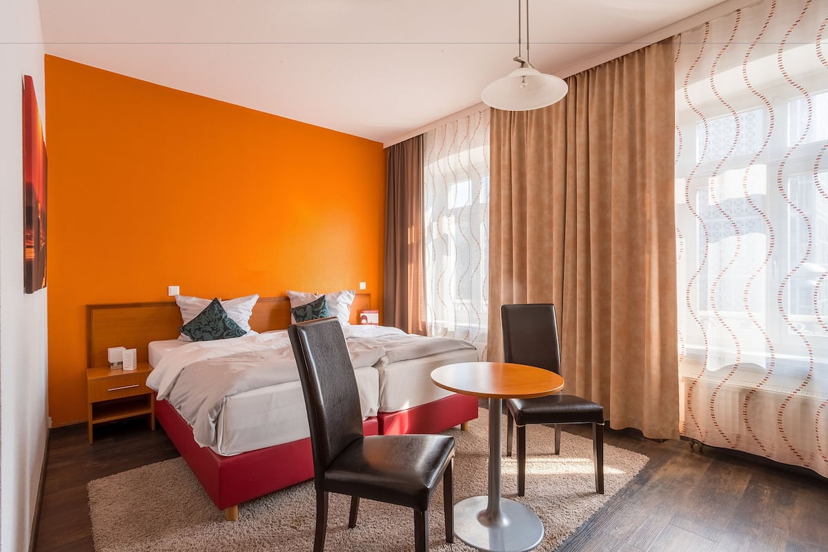 Hypo-allergenic bedding, in-room safe, desk, soundproofing