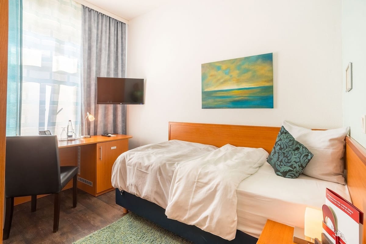 Hypo-allergenic bedding available, in-room safe, desk, soundproofing