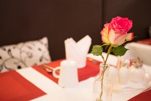 Desayuno buffet todos los días (EUR 17.90 por persona) 