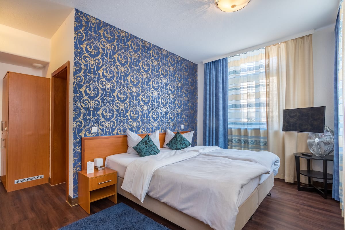Hypo-allergenic bedding, in-room safe, desk, soundproofing