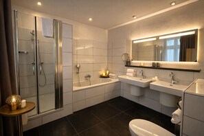 Superior Double Room | Hypo-allergenic bedding, in-room safe, desk, soundproofing - Hotel Bayrischer Hof (Heidelberg)