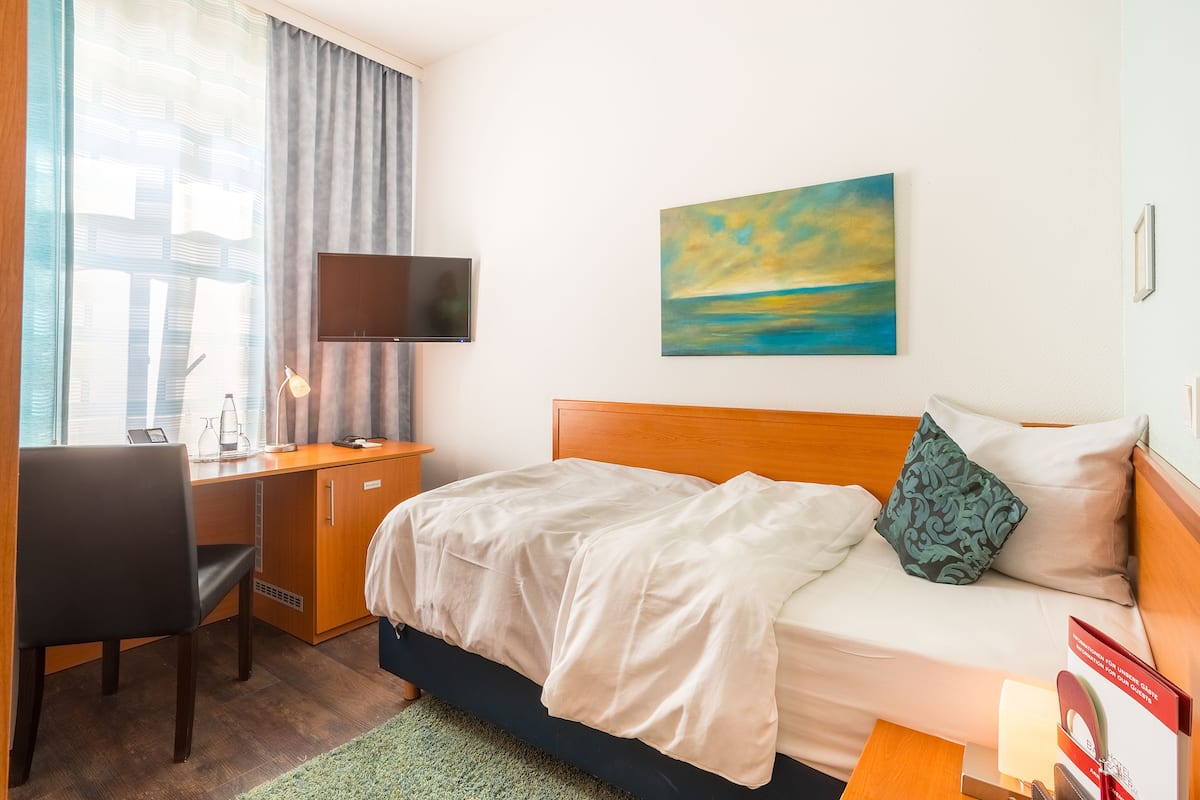 Hypo-allergenic bedding, in-room safe, desk, soundproofing