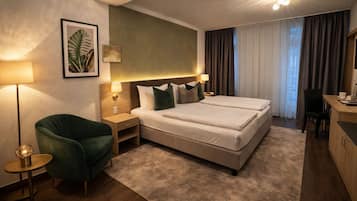 Habitación de hotel con una cama grande, un escritorio, una silla, una lámpara y un cuadro en la pared.