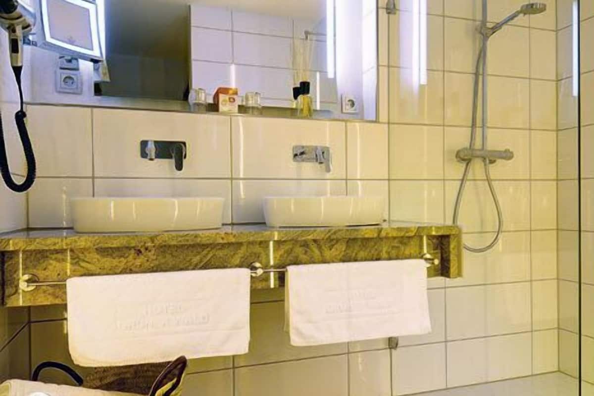 deluxe double room | bathroom | free toiletries, hair dryer, bathrobes, towels