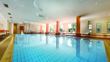 Inomhuspool och solstolar