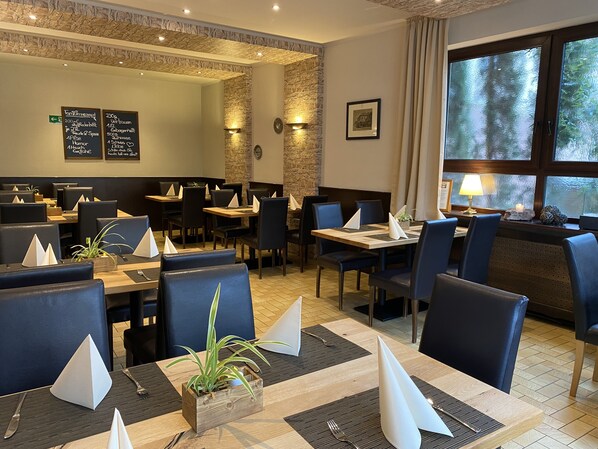 Serveert lunch, diner, lokale gerechten, buitendiner 