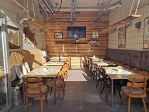 Breakfast and dinner served - Hotel Sonne (Karlsruhe)