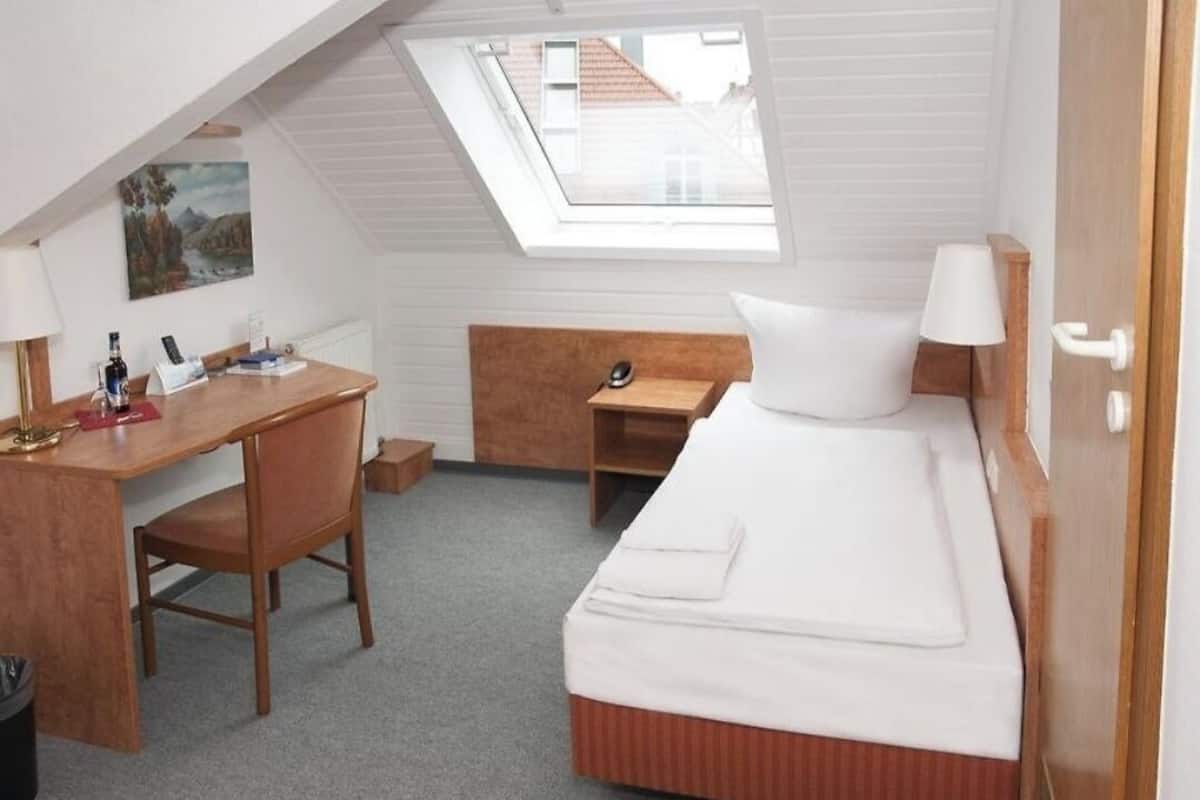 Single Room | Soundproofing, cribs/infant beds, free WiFi, bed sheets