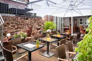 Se sirven almuerzos y cocina local, restaurante con mesas al aire libre 