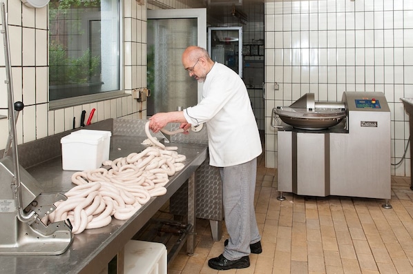 Serviço de almoço e jantar; culinária local, restaurante ao ar livre 