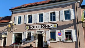 A building with a sign reading "HOTEL SONNE" and a no parking sign. - Hotel Sonne (Karlsruhe)
