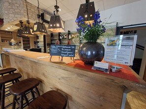 Breakfast and dinner served - Hotel Sonne (Karlsruhe)