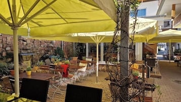 Frühstück und Abendessen, lokale Küche