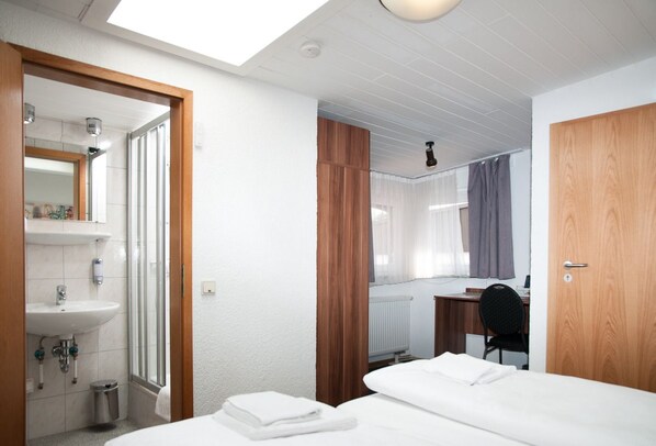 Double Room | Soundproofing, cribs/infant beds, free WiFi, bed sheets - Hotel Sonne (Karlsruhe)