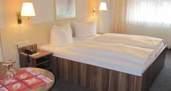Soundproofing, cots/infant beds, free WiFi, bed sheets - Hotel Sonne (Karlsruhe)