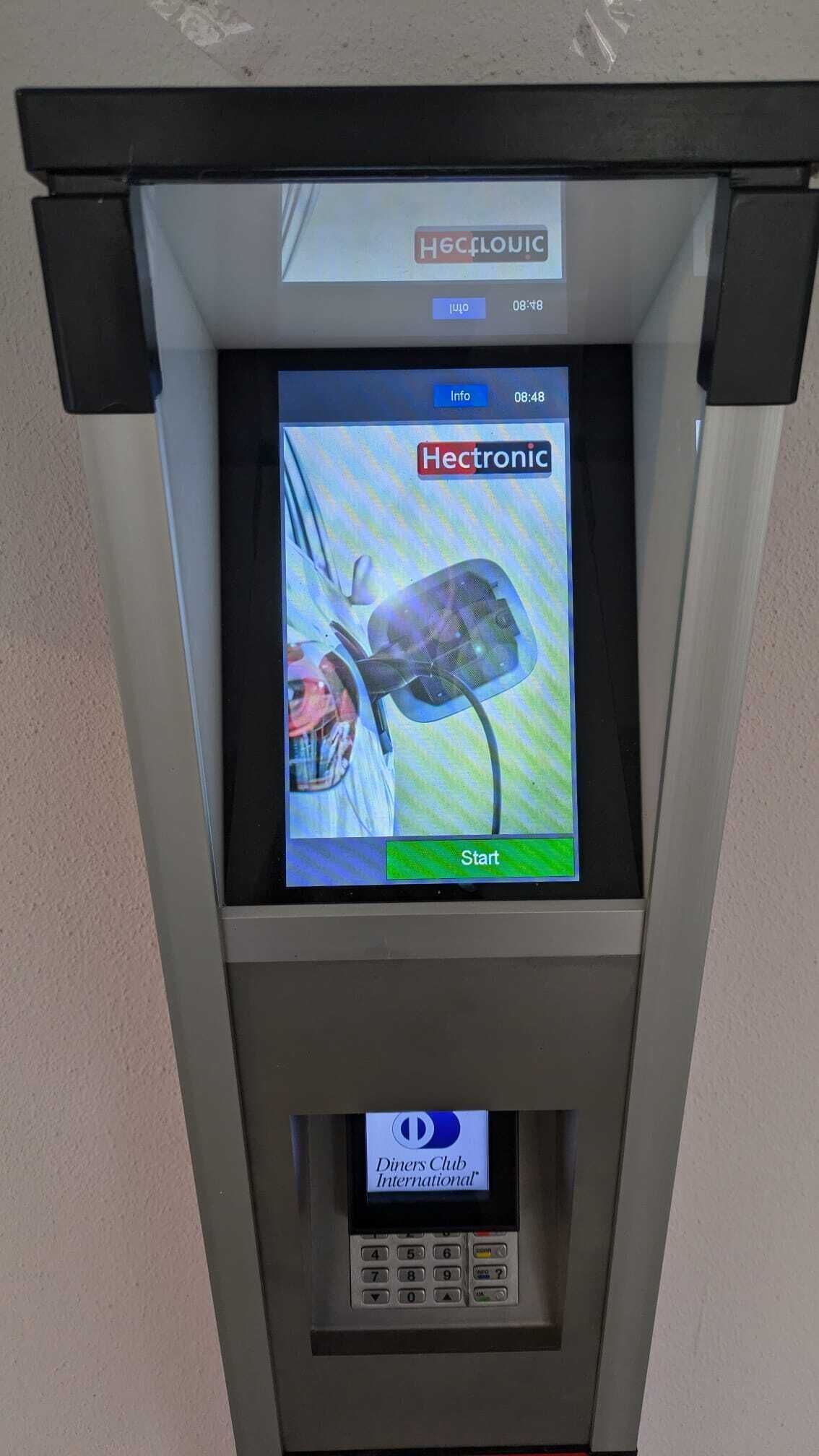 Un terminal en libre-service doté d’un écran affichant une image du produit et d’un bouton « Démarrer ».