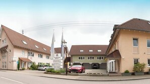 A building with a sign indicating it is a restaurant, reception, and a meeting point. - Hotel Sonne (Karlsruhe)