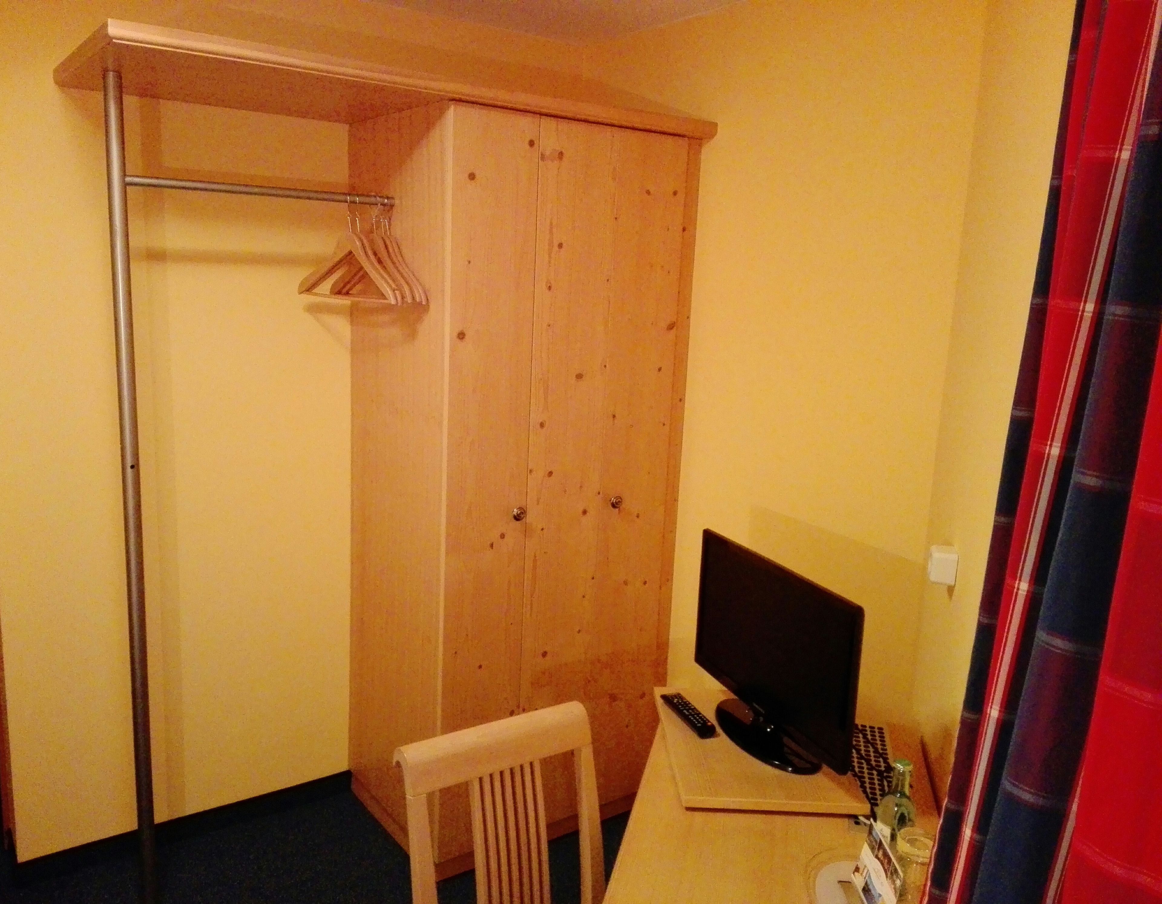 single room | room amenity