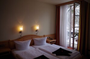 Chambre Deluxe double, vue sur le fleuve | Bureau, fer et planche à repasser, accès au Wi-Fi (inclus)