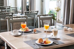 Déjeuner et dîner servis sur place, spécialités Cuisine italienne