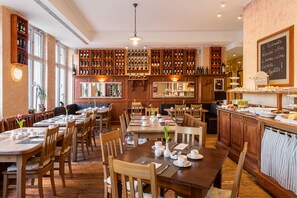 Lunch and dinner served, Italian cuisine