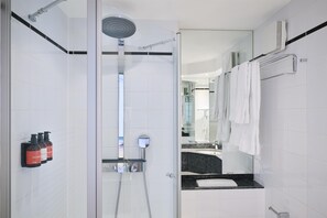 Regadera, amenidades de baño ecológicas, secadora de cabello, toallas